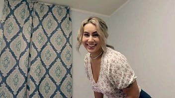 تبدو الشقراء جميلة جدًا وتحب أن تُفاجأ عندما تُمارس الجنس.