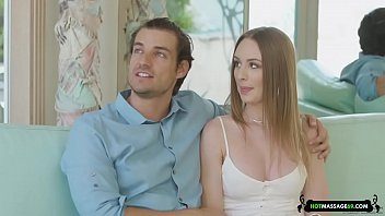 هذا الرجل المثير يختار فتاتين جميلتين، شابتين، نحيفتين