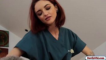 إنها تستمني إلى رجل عجوز يلعق مهبلها وهو شهواني للغاية ومتحمس لممارسة الجنس معها.