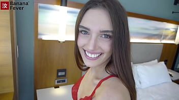 إنها تمتلك ابتسامة كبيرة وتحب أن يُطلب منها خلع ملابسها لممارسة الجنس.