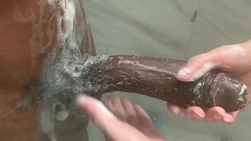 هذا الرجل الأسود الموهوب للغاية لديه انتصاب قوي وامرأته تمنحه يدًا