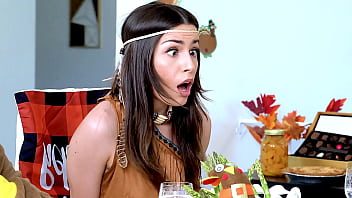 يداعب مهبل شريكته حتى تريد أن تمتص قضيبه