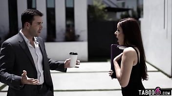 زميلته في العمل تريد حقًا أن يلعق مهبلها