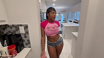 هذه المرأة السوداء ذات الثديين الكبيرين تريد أن تُمارس معها الجنس بأقصى قوة ممكنة.