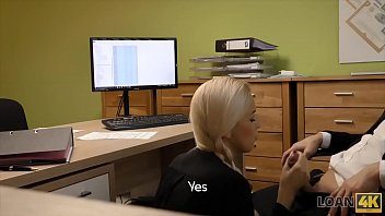 إنها تعرف كيف تجعل رئيسها يعطيها المزيد من المال في عيد الميلاد.