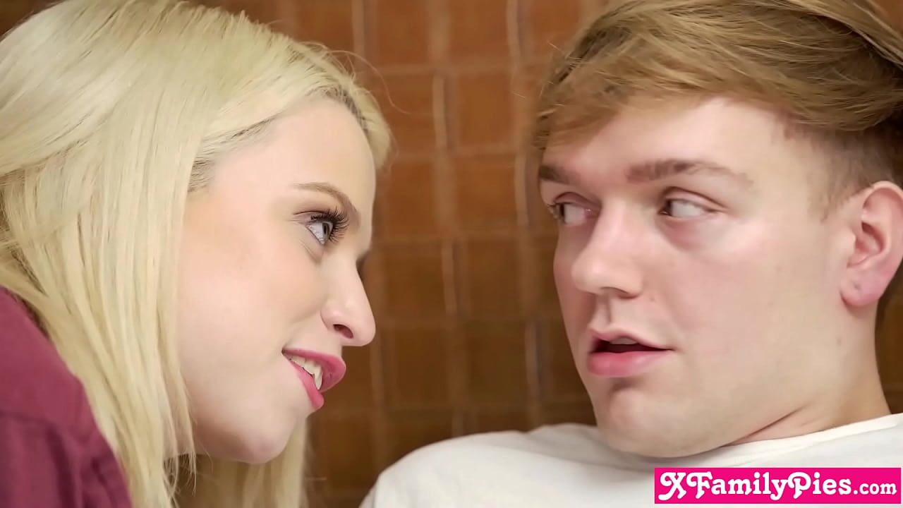 شقراء صغيرة ونحيلة تخلع ملابسها بسرعة كبيرة