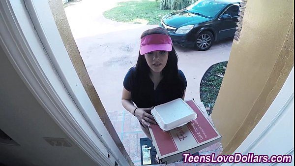 هي تعمل في توصيل الطعام لكنها مستعدة لممارسة الجنس مقابل المال