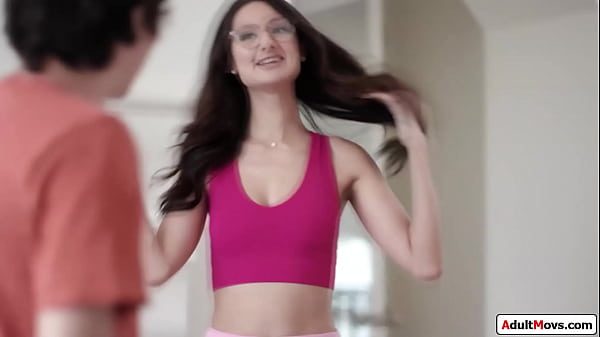 هذه السمراء المثيرة تعشق مص القضيب وممارسة الجنس الشرجي كثيراً.