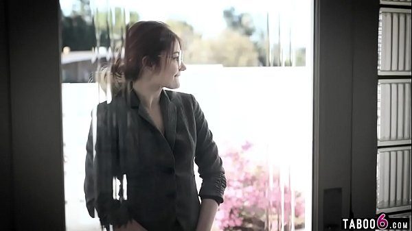 الفتاة الجميلة البالغة من العمر 22 عامًا ترتدي نظارات وتأتي لزيارة جارها لتمتص قضيبه.