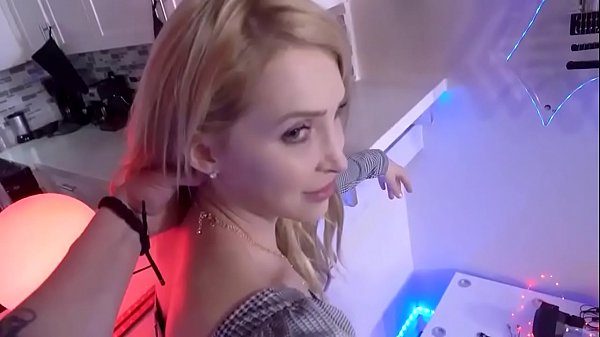 شقراء جميلة ذات مؤخرة مثيرة ترغب في ممارسة الجنس