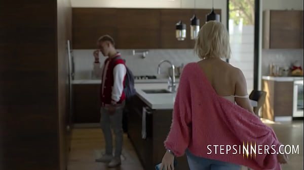 امرأة شقراء ذات ثديين كبيرين جداً تمارس الجنس الفموي