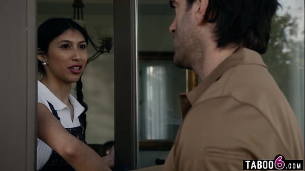 تستقبل امرأة سمراء فاتنة ذات مؤخرة صغيرة ومثيرة لعقاً لفرجها.