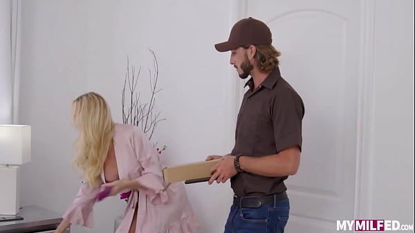أم شقراء تبحث عن علاقة جنسية مع رجل أصغر منها سناً